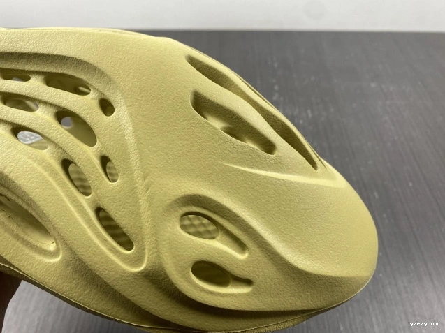 Sulfur Adidas Foam Yeezy RNNR GV6775 1026